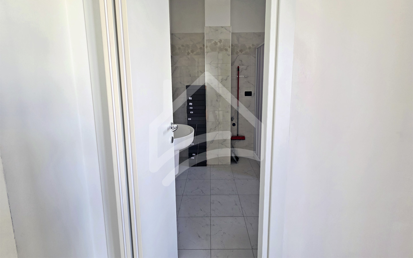Appartamento semicentrale A/10 uso ufficio