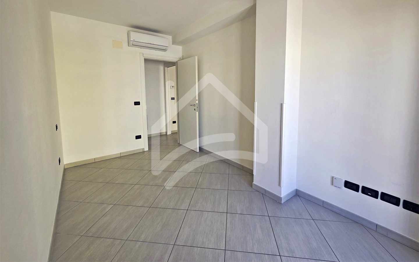 Appartamento semicentrale A/10 uso ufficio
